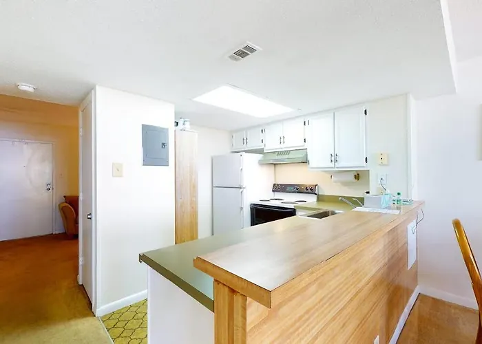Convenient & Breezy With Balcony Pools Tennis Sauna & Gym Holiday home