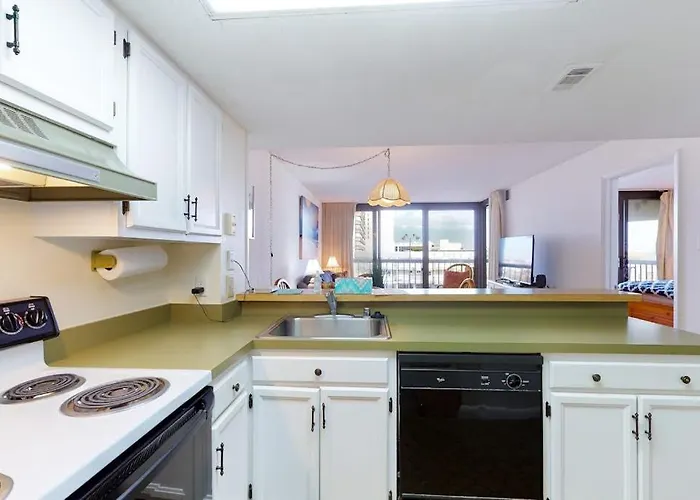 Holiday home Convenient & Breezy With Balcony Pools Tennis Sauna & Gym