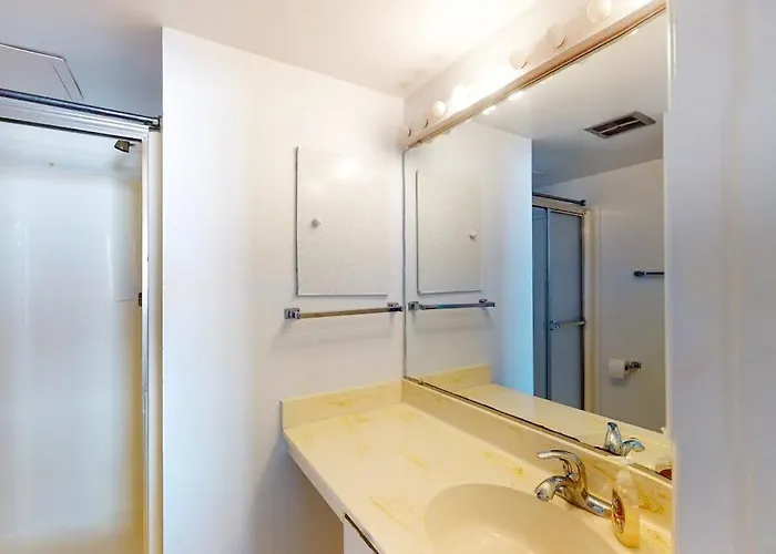 Convenient & Breezy With Balcony Pools Tennis Sauna & Gym Ocean City