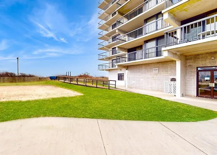 Holiday home Convenient & Breezy With Balcony Pools Tennis Sauna & Gym *